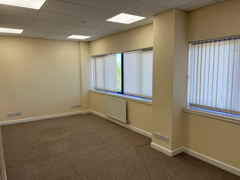 26-30 Vincent Av, Milton Keynes to rent - Building Photo - Image 3 of 10