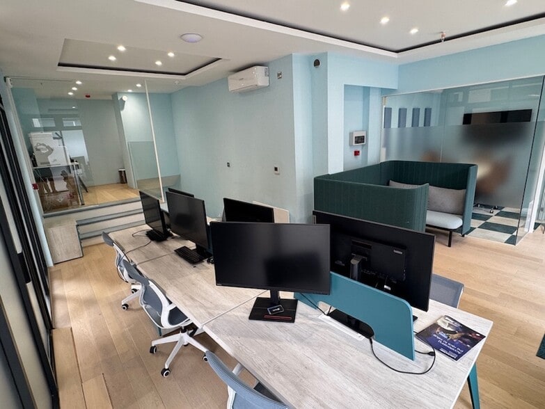 13-15 Dock St, London to rent - Interior Photo - Image 2 of 16