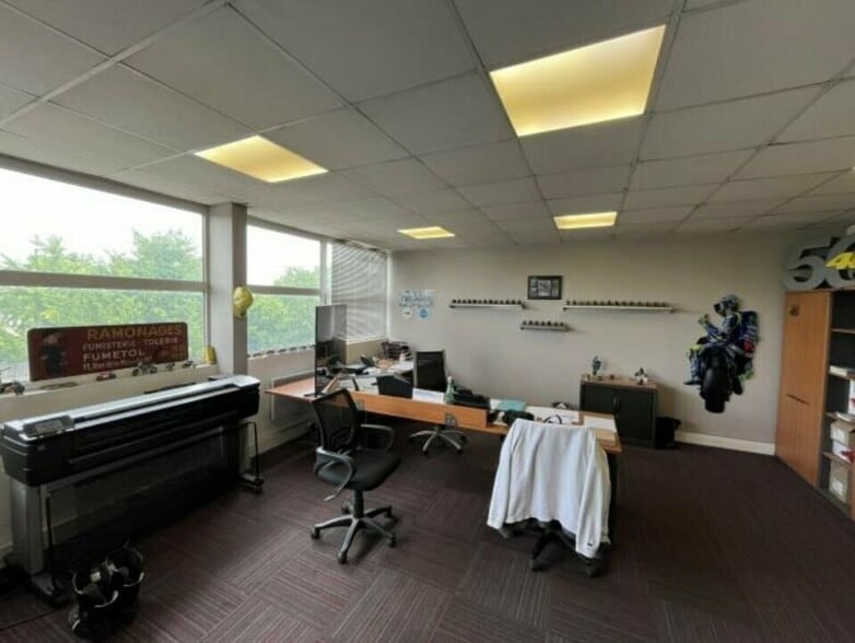 Light Industrial in Bondy to rent - Interior Photo - Image 2 of 6