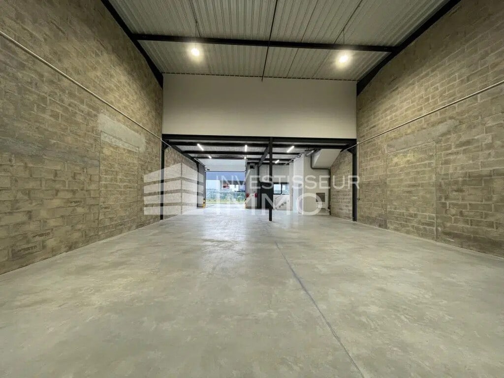Location Local d'activités 270 m² - Photo 1