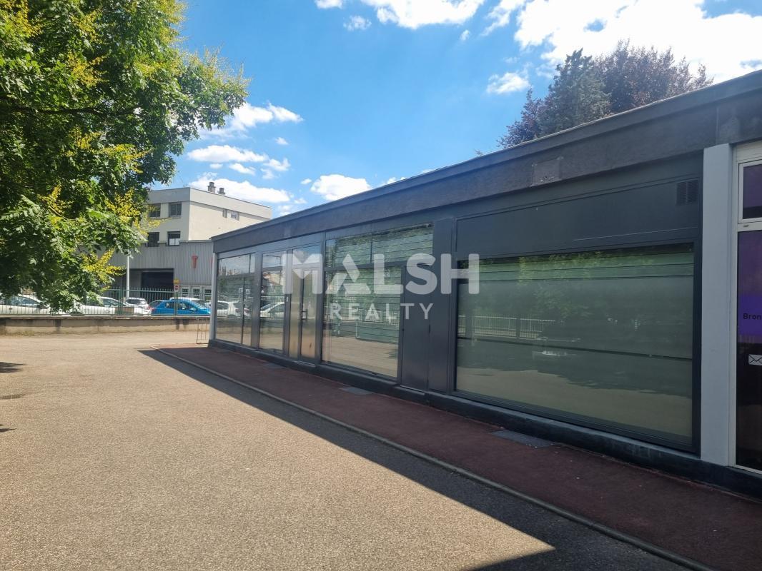 Retail in OULLINS-PIERRE-BÉNITE to rent Building Photo- Image 1 of 4