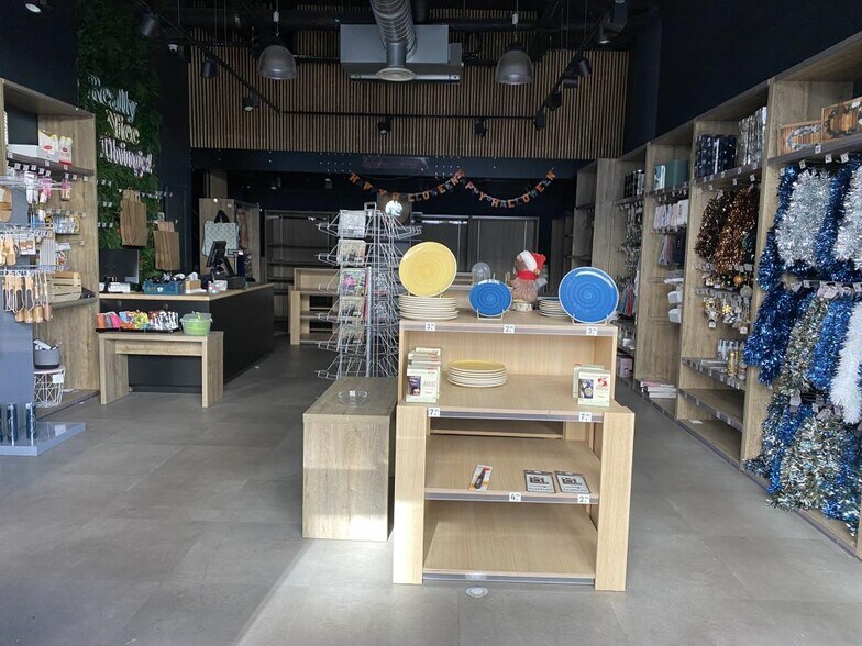 Retail in Joinville-le-Pont to rent - Interior Photo - Image 2 of 8