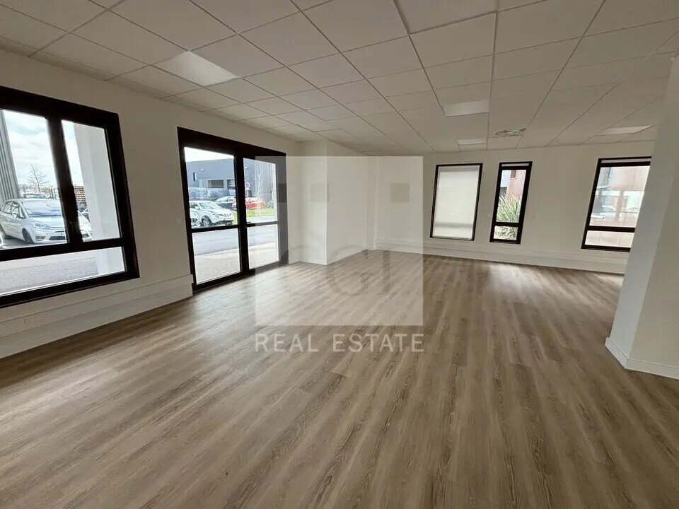 Office in Genas to rent Building Photo- Image 1 of 13