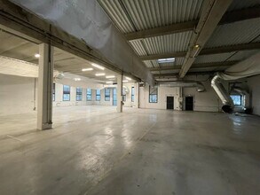 Light Industrial in Villeneuve-la-Garenne to rent Building Photo- Image 2 of 12