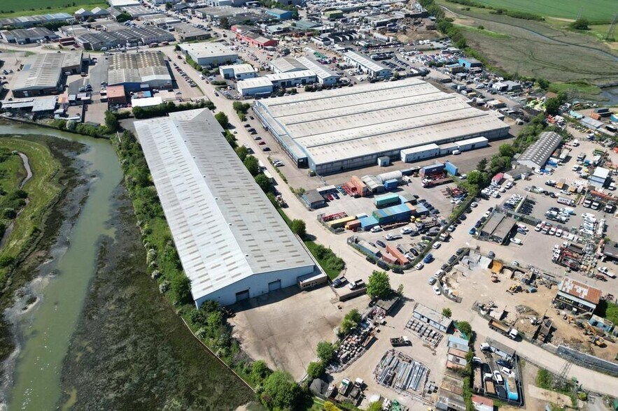 Rochehall Way, Rochford to rent - Building Photo - Image 2 of 21