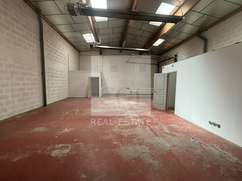 Light Industrial in Genas to rent - Interior Photo - Image 3 of 10