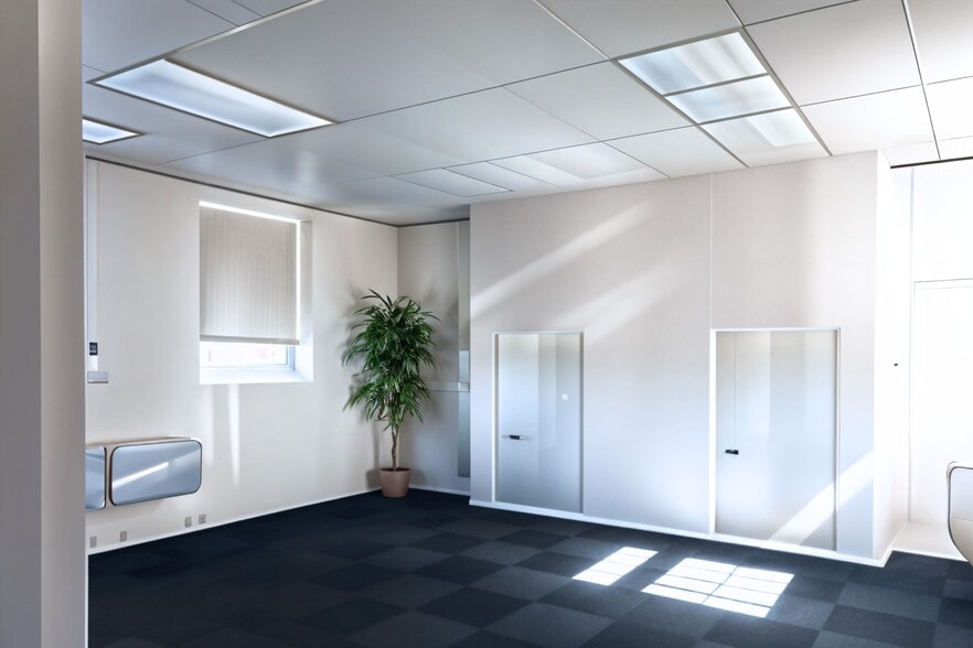 30-35 Station Rd, Nottingham to rent - Interior Photo - Image 3 of 5