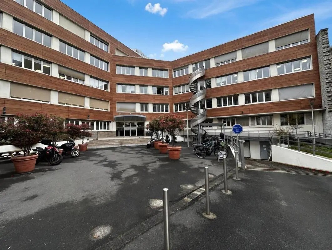 Light Industrial in Saint-Denis to rent Building Photo- Image 1 of 17