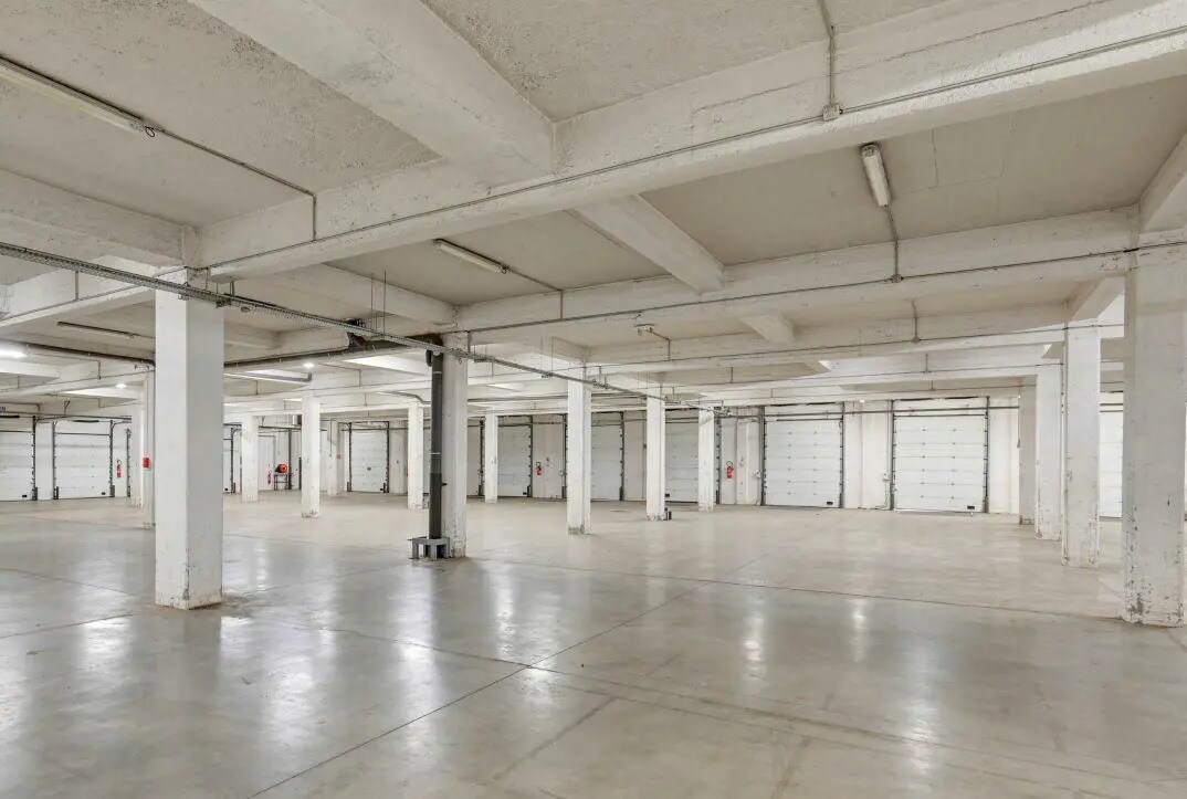 Light Industrial in Saint-Denis to rent Interior Photo- Image 1 of 5