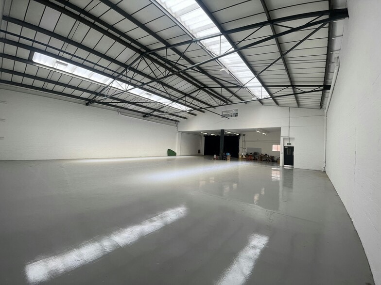 Lanrick Rd, London to rent - Interior Photo - Image 2 of 10