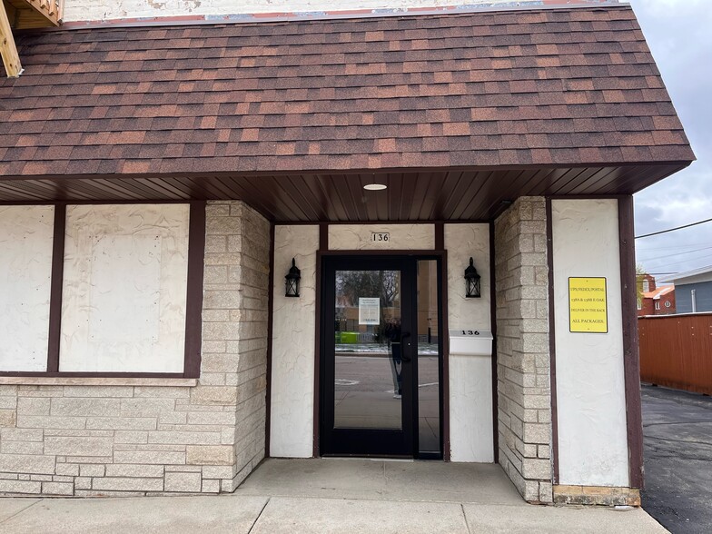 136 E Oak St, Juneau, WI for rent - Building Photo - Image 1 of 28