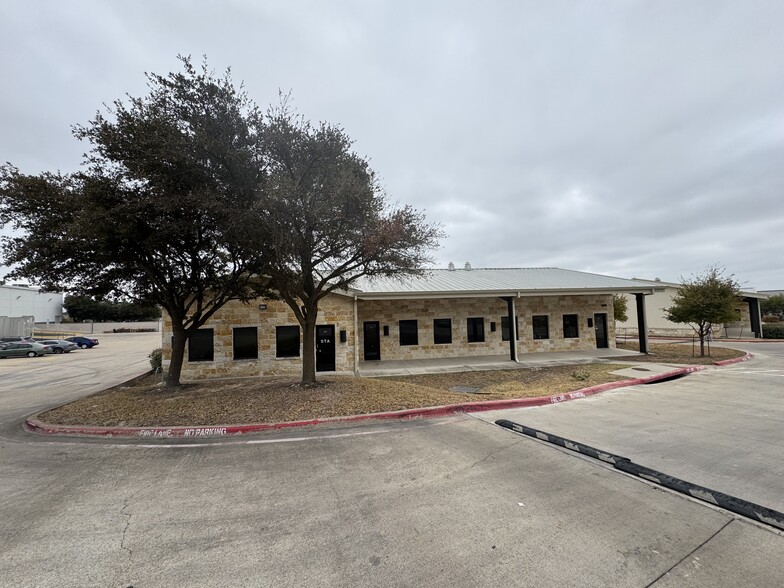 1011 S Heatherwilde Blvd, Pflugerville, TX for rent - Building Photo - Image 1 of 5