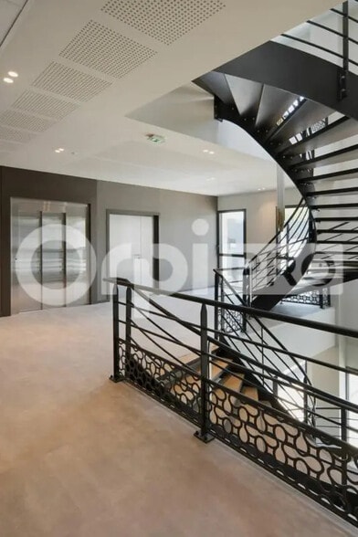 Office in Villefranche-sur-Saône to rent - Interior Photo - Image 2 of 4