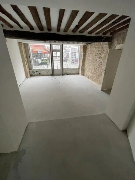 Retail in Rueil-Malmaison to rent - Interior Photo - Image 3 of 11
