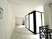 Un espace lumineux et moderne avec un design élégant.