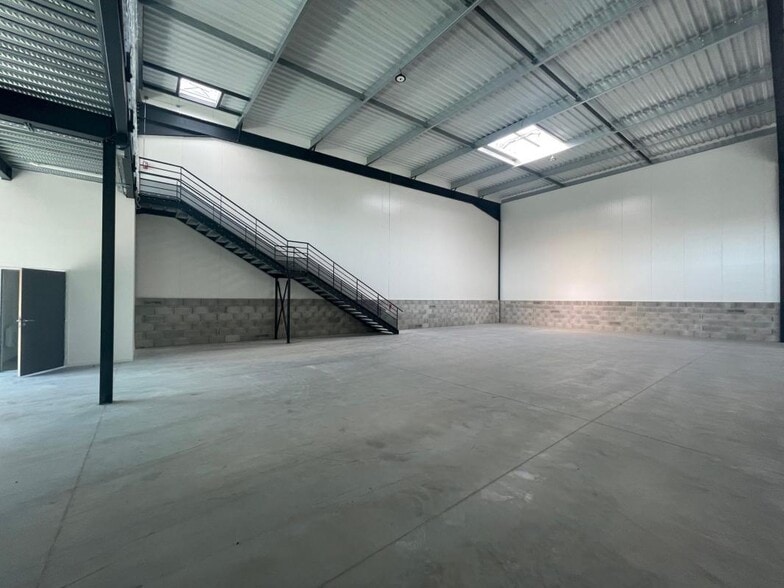 Light Industrial in Saint Laurent De Mure to rent - Interior Photo - Image 2 of 6
