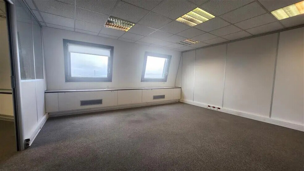 Office in La Garenne-Colombes to rent - Building Photo - Image 3 of 7