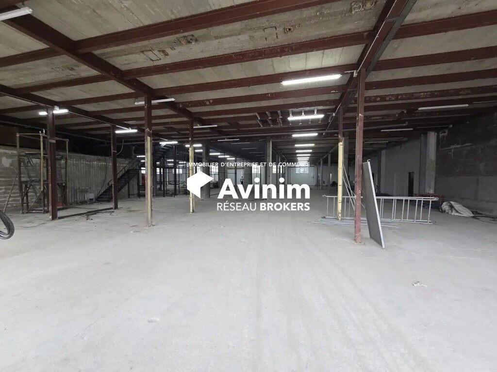 Location Entrepôt 1 055 m² - Photo 1