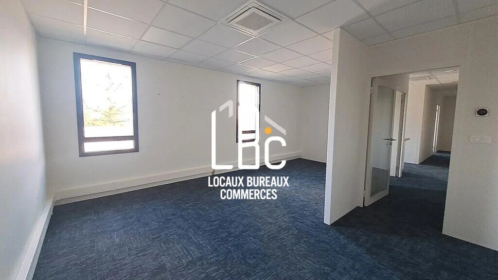 Location Bureaux 69 m² - Photo 1