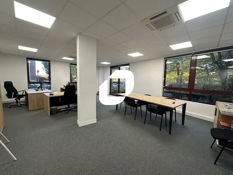Office in Saint-Germain-en-Laye to rent - Interior Photo - Image 1 of 8
