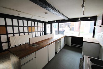 8 Old Cross, Hertford to rent Interior Photo- Image 1 of 6