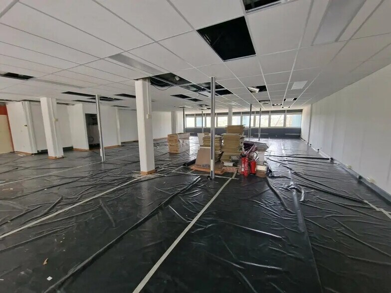 Office in Valbonne to rent - Interior Photo - Image 2 of 5