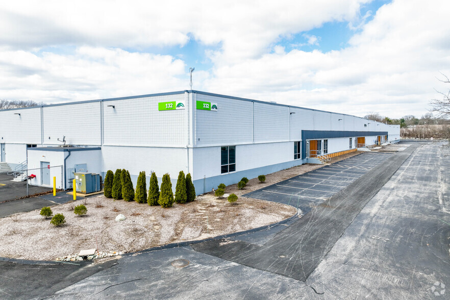 132 Campanelli Industrial Dr, Brockton, MA for rent - Primary Photo - Image 1 of 8