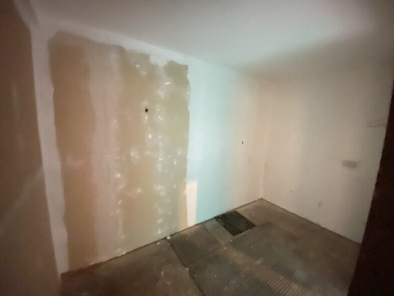 20B Hanworth Rd, Hounslow for sale - Interior Photo - Image 2 of 29