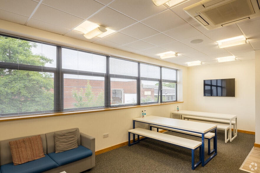 Stirling Way, Borehamwood to rent - Interior Photo - Image 2 of 13