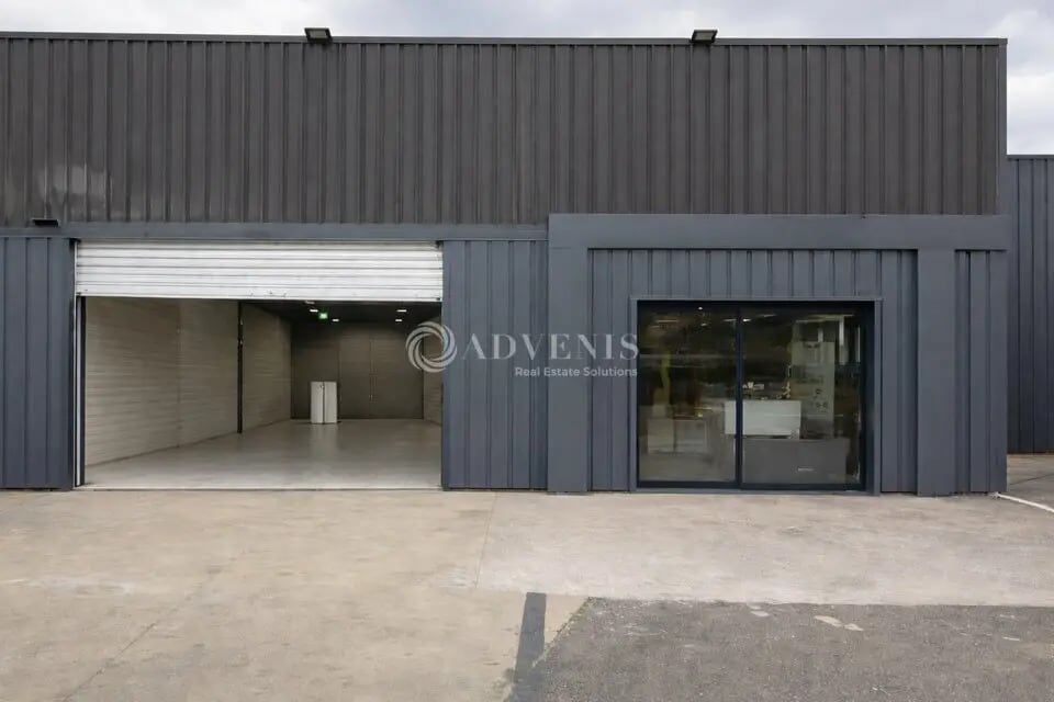 Location Local d'activités 200 m² - Photo 1