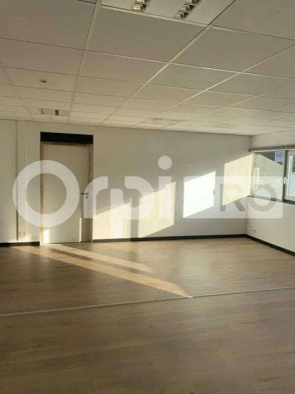 Office in Le Haillan to rent Interior Photo- Image 1 of 11