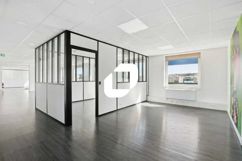 10 Rue Chevreul, Suresnes to rent - Interior Photo - Image 3 of 10