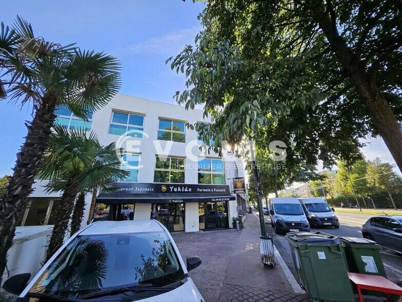 Office in Clamart to rent - Building Photo - Image 1 of 23