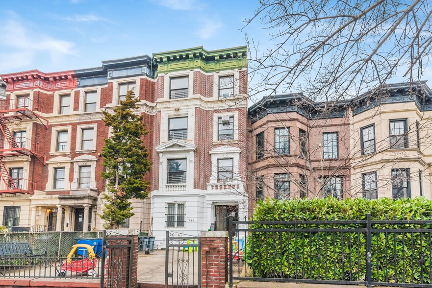 725 Eastern Parkway Pky, Brooklyn, NY for sale - Primary Photo - Image 1 of 1