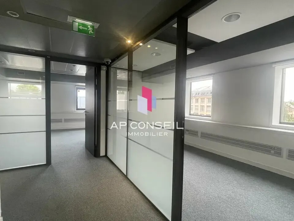 Office in Versailles to rent Interior Photo- Image 1 of 1