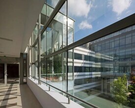 Office in Nanterre to rent Lobby- Image 1 of 1