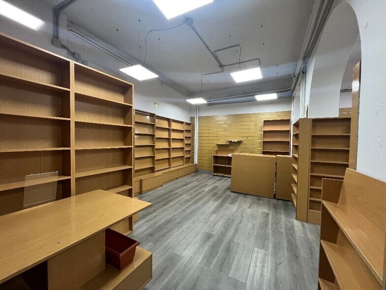 Retail in Madrid, Madrid to rent - Building Photo - Image 2 of 4