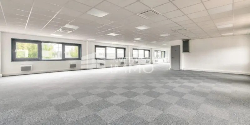 Light Industrial in Roissy-en-France to rent - Interior Photo - Image 2 of 4