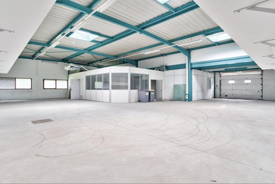 Light Industrial in Tremblay-en-France to rent - Interior Photo - Image 3 of 14