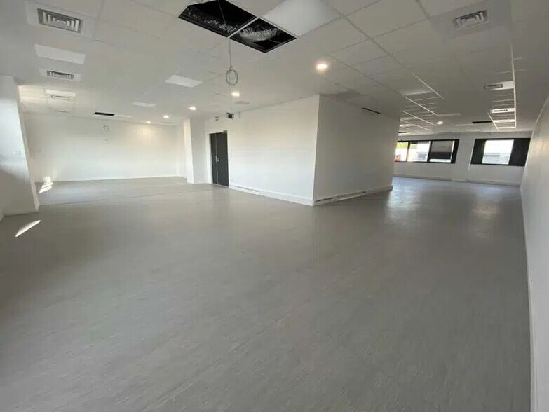 27 Chemin Des Peupliers, Dardilly to rent - Interior Photo - Image 2 of 5