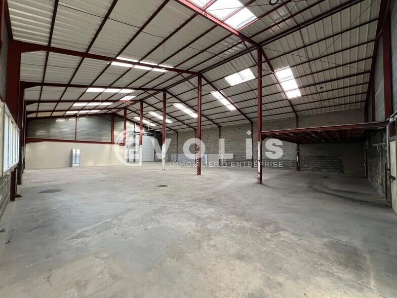 Office in Villefranche-sur-Saône to rent - Building Photo - Image 2 of 10