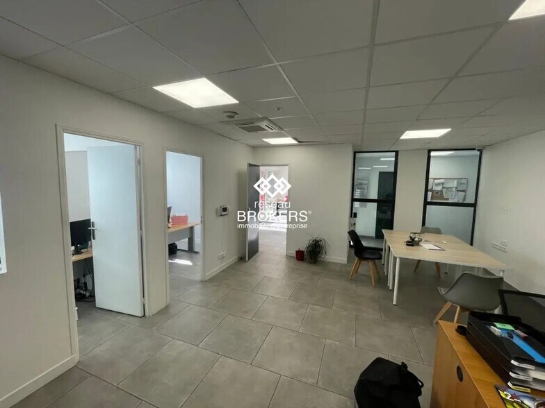 Industrial in Vitrolles to rent - Interior Photo - Image 2 of 6