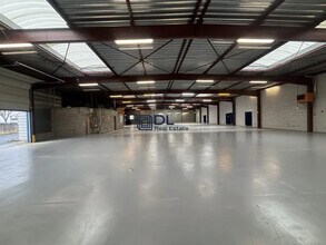 Industrial in Saint-Pierre-du-Perray to rent Interior Photo- Image 1 of 15