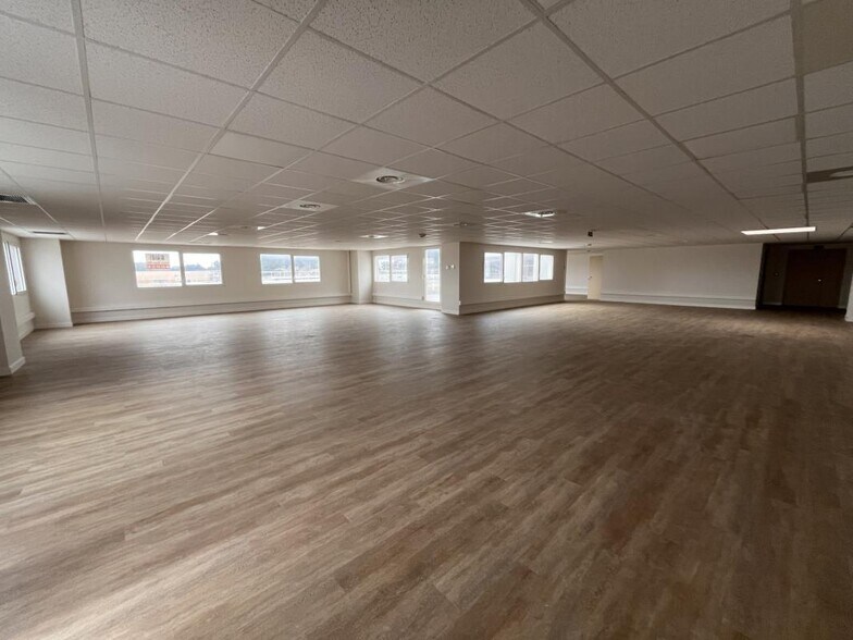 Office in La Farlède to rent - Building Photo - Image 1 of 10