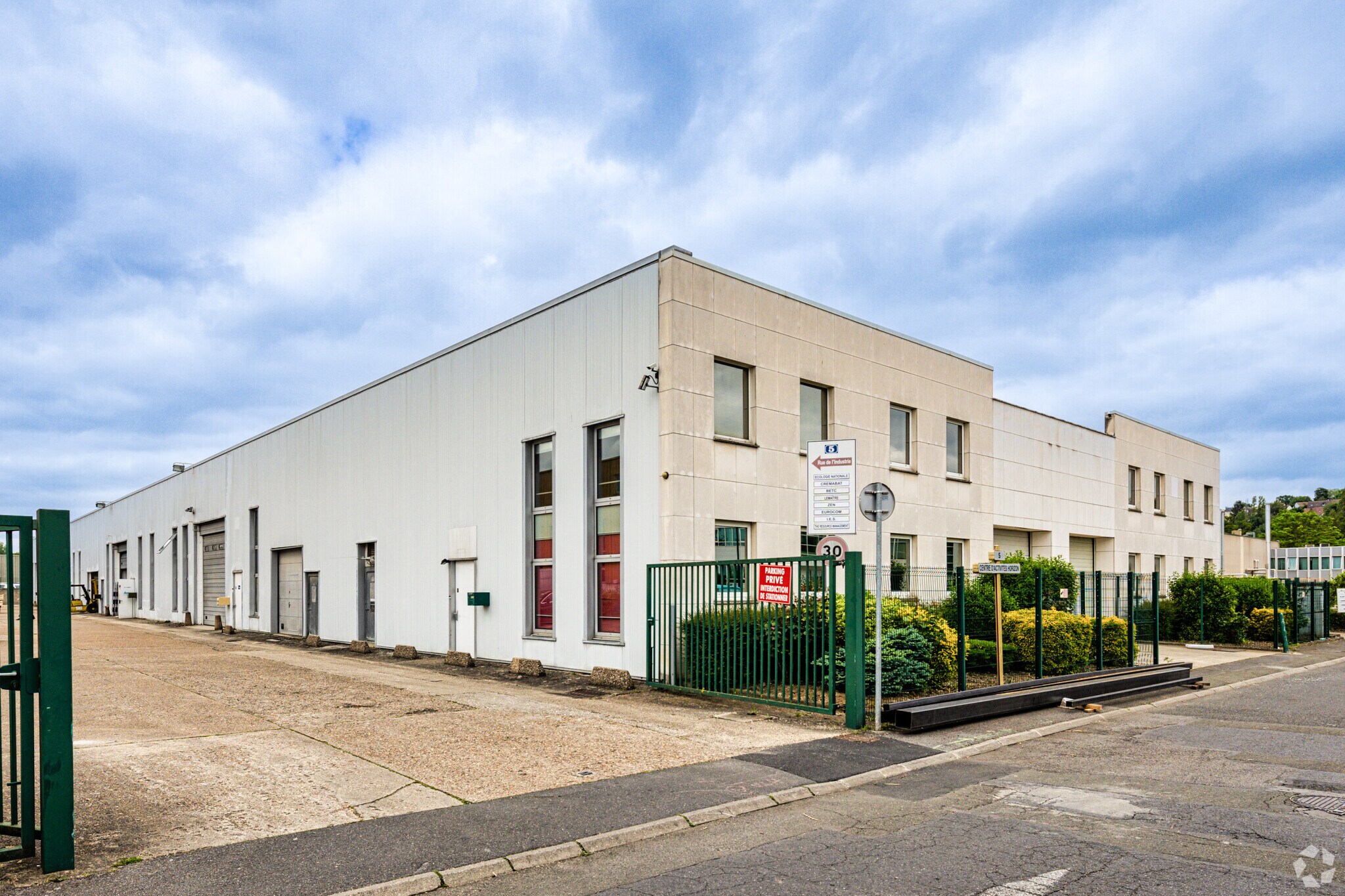 Light Industrial in Saint-Ouen-l'Aumône to rent Primary Photo- Image 1 of 3