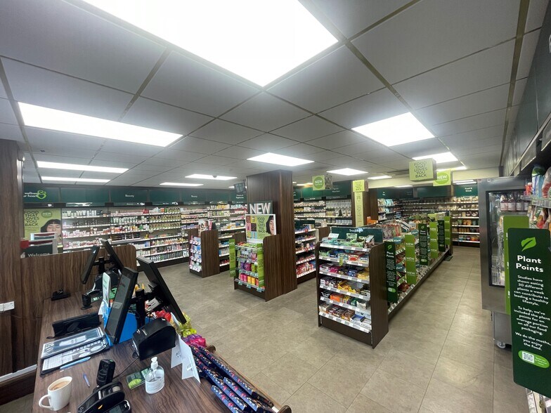 76 High St, Sheerness to rent - Building Photo - Image 3 of 20