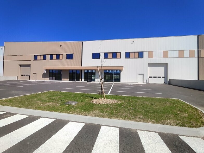 Light Industrial in Vaulx-Milieu to rent - Building Photo - Image 1 of 4
