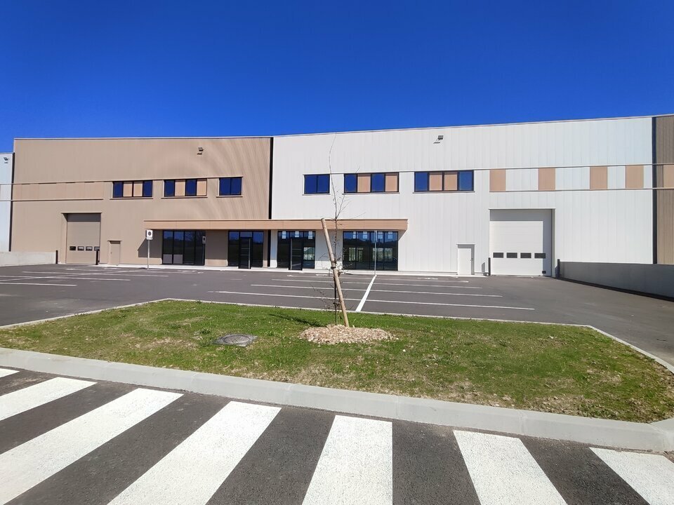 Light Industrial in Vaulx-Milieu to rent Building Photo- Image 1 of 5