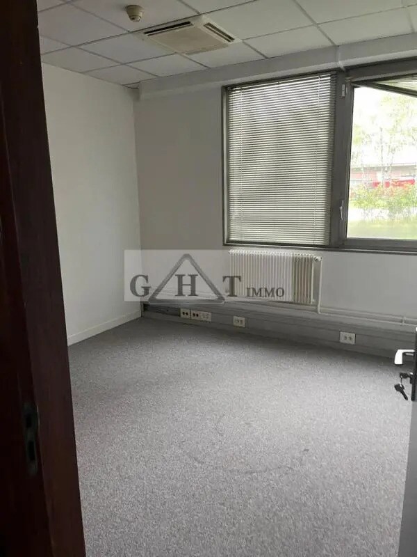 Office in La Courneuve to rent Interior Photo- Image 1 of 7