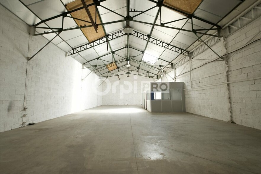 2 Chemin Du Genie- Allee Denis Papin, Venissieux to rent - Building Photo - Image 2 of 4